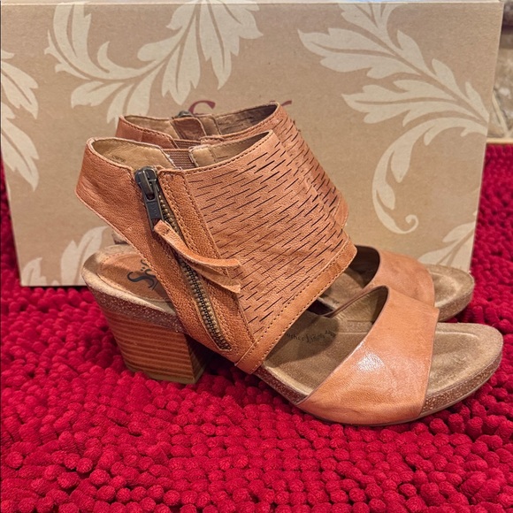 Sofft Tan Open-Toe Milan Heeled Sandals - Picture 5 of 6